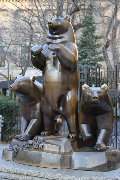 2018年3月4日 中央公园保罗道德之培养熊青铜雕像群 — 图库照片