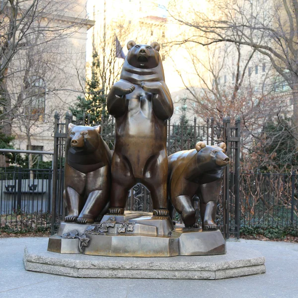 New York - 4 Mart 2018: Ayılar grup bronz heykel Central Park'taki Paul Manship tarafından. 