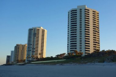 Riviera Beach, Florida - 20 Mart 2018: Lüks condominiums adlı Singer Island, Fl. Singer Island oceanfront mahalle bölümü doğal plajları ve lüks otel Riviera Beach city