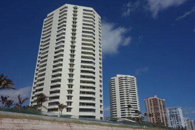 Riviera Beach, Florida - 20 Mart 2018: Lüks condominiums adlı Singer Island, Fl. Singer Island oceanfront mahalle bölümü doğal plajları ve lüks otel Riviera Beach city