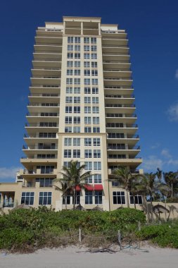 Riviera Beach, Florida - 20 Mart 2018: Lüks condominiums adlı Singer Island, Fl. Singer Island oceanfront mahalle bölümü doğal plajları ve lüks otel Riviera Beach city
