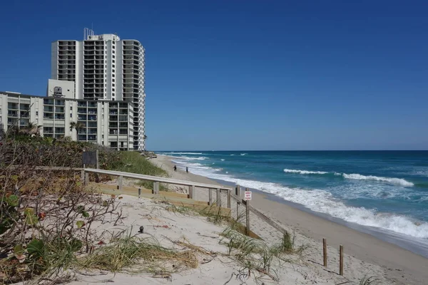 佛罗里达州海滨海滩 2018年3月20日 豪华公寓在歌手岛 佛罗里达州 歌手岛海滨海滨城市的一部分 拥有天然海滩和高档酒店 — 图库照片