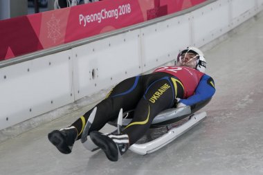 Pyeongchang, Güney Kore - 8 Şubat 2018: Anton Dukach Ukrayna'nın erkekler tekler kızak eğitim Pyeongchang, Güney Kore 2018 Kış Olimpiyatları rekabet 