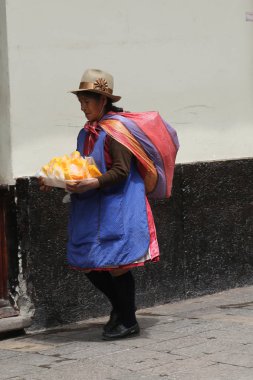 Cuzco, Peru - 4 Ekim 2016: Geleneksel kıyafet Perulu kadında 