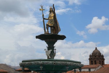 Cusco, Peru - 4 Ekim 2016: Plaza de Armas Cuzco, Peru Çeşmede üzerinde Inca Pachacutec heykeli