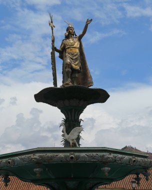 Cusco, Peru - 4 Ekim 2016: Plaza de Armas Cuzco, Peru Çeşmede üzerinde Inca Pachacutec heykeli
