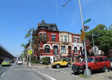 Brooklyn, New York - 26 Mayıs 2016: Alice ve akik Mahkemeleri tarihi bölgesinde Brooklyn'de. Brooklyn mimar Walter M. Coots Queen Anne tarzı tarafından tasarlanan satırları özgün görünümünü korumak