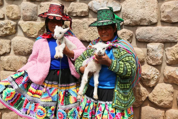 Cuzco Perú Octubre 2016 Mujer Peruana Con Vestido Tradicional Sosteniendo — Foto de Stock