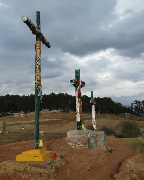 Cusco Peru Oktober 2016 Drie Kruizen Zitten Naast Het Standbeeld — Stockfoto