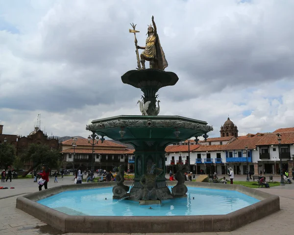 Cusco Perú Octubre 2016 Estatua Del Inca Pachacutec Sobre Fuente — Foto de Stock