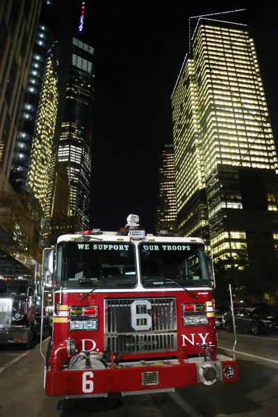 ニューヨークのロウアー マンハッタンのニューヨーク 2017 Fdny エンジン Fdny は世界で最大の結合された火および Ems プロバイダーです — ストック写真