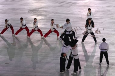 PYEONGCHANG, Güney Kore - 9 Şubat 2018: Pyeongchang Olimpiyat Stadyumu 'ndaki Pyeongchang 2018 Olimpiyat Kış Oyunları' ndaki açılış töreninden önce Kuzey-Güney tekvando takımı sahne aldı.