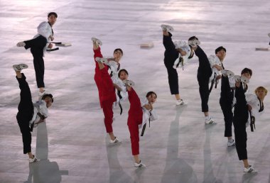 PYEONGCHANG, Güney Kore - 9 Şubat 2018: Pyeongchang Olimpiyat Stadyumu 'ndaki Pyeongchang 2018 Olimpiyat Kış Oyunları' ndaki açılış töreninden önce Kuzey-Güney tekvando takımı sahne aldı.