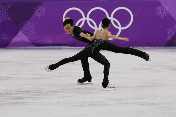 ГАНГНЁНГ, ЮЖНАЯ КОРЕЯ - 15 февраля 2018 года: Тхэ Ок Рём и Чжу Сик Ким из КНДР выступают в парном свободном катании на зимних Олимпийских играх 2018 года на ледовом стадионе Каннын
