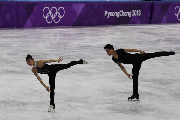 南朝鮮 2018 Tae Ryom と北朝鮮のじゅ植キム実行でペア スケート フリースケーティング江陵市アイス アリーナで 2018 年冬季オリンピックで — ストック写真