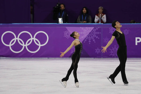 ГАНГНЁНГ, ЮЖНАЯ КОРЕЯ - 15 февраля 2018 года: Тхэ Ок Рём и Чжу Сик Ким из КНДР выступают в парном свободном катании на зимних Олимпийских играх 2018 года на ледовом стадионе Каннын
