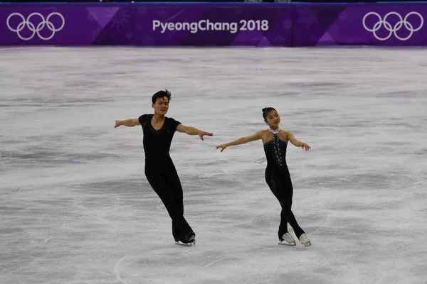南朝鮮 2018 Tae Ryom と北朝鮮のじゅ植キム実行でペア スケート フリースケーティング江陵市アイス アリーナで 2018 年冬季オリンピックで — ストック写真