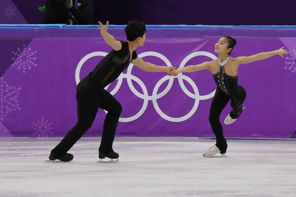 ГАНГНЁНГ, ЮЖНАЯ КОРЕЯ - 15 февраля 2018 года: Тхэ Ок Рём и Чжу Сик Ким из КНДР выступают в парном свободном катании на зимних Олимпийских играх 2018 года на ледовом стадионе Каннын
