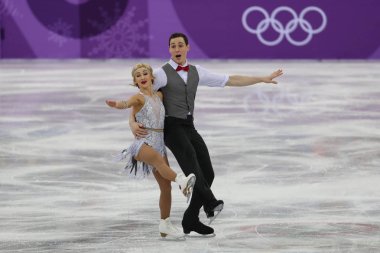 GANGNEUNG, Güney Kore - 9 Şubat 2018: Olimpiyat Şampiyonları Aljona Savchenko ve Bruno Massot 2018 Kış Olimpiyat Oyunları 'nda Takım Etkinliği Kaykay Kısa Programı' nda performans sergilediler.