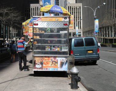 New York - 26 Nisan 2018: Manhattan sokak gıda satıcı arabası. CIT tarafından lisanslı yaklaşık 4.000 mobil gıda satıcıları vardır