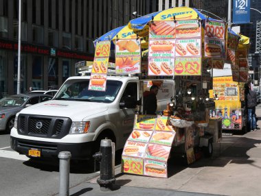 New York - 26 Nisan 2018: Manhattan sokak gıda satıcı arabası. Şehir tarafından lisanslı yaklaşık 4.000 mobil gıda satıcıları vardır