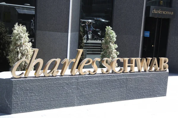 New York Aprile 2018 Charles Schwab Midtown Manhattan Branch Presso — Foto Stock