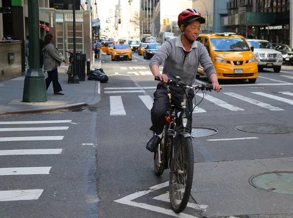 New York City Kwietnia 2018 New York Taxi Bike Rider — Zdjęcie stockowe