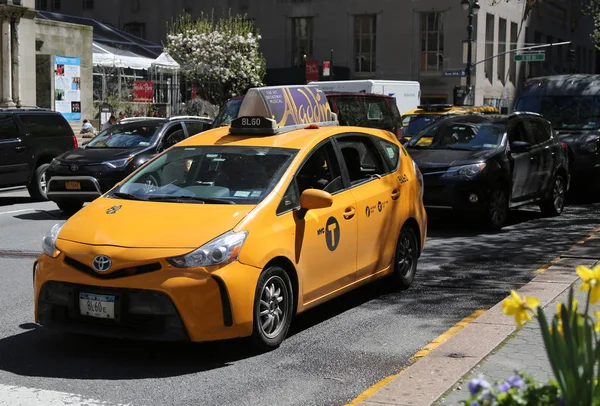 纽约市 2018年4月26日 纽约城市出租车在曼哈顿 纽约市有大约6000辆混合动力出租车 代表着几乎45的出租车服务 在北美的任何一个城市中最多 — 图库照片