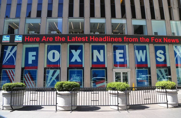 New York - 26 Nisan 2018: Fox haber kanalı New York'ta bina News Corporation genel merkezi. News Corporation bir Amerikan çeşitlendirilmiş bir çokuluslu kitle medya şirketidir