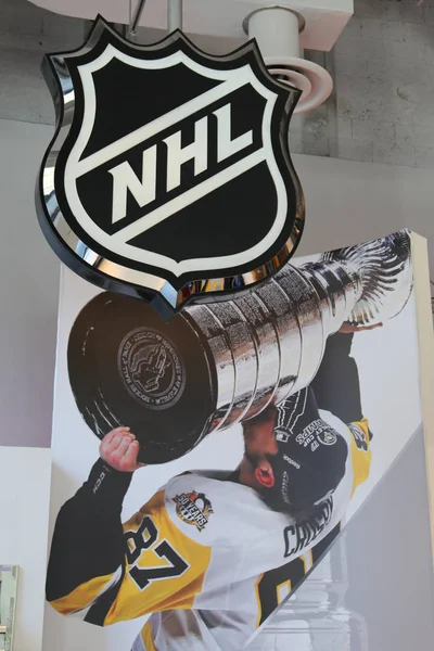 Nowy Jork Kwietnia 2018 Nhl Sklep Dekoracji Wyświetlono Pittsburgh Penguins — Zdjęcie stockowe