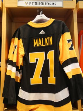 New York - 26 Nisan 2018: Evgeni Malkin Pittsburgh Penguins Adidas jersey Midtown Manhattan Nhl mağazasında ekranda