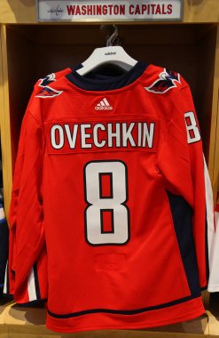 New York - 26 Nisan 2018: Alexander Ovechkin'ın Washington başkentleri Adidas jersey Midtown Manhattan Nhl mağazasında ekranda