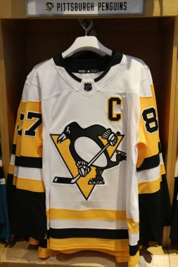 New York - 26 Nisan 2018: Pittsburgh Penguins jersey Midtown Manhattan Nhl mağazasında ekranda.  