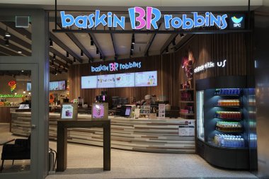 Seoul, Güney Kore - 8 Şubat 2018: Baskin Robbins dondurma, Terminal 2 Seul Incheon Havalimanı içinde. Baskin-Robbins dünyanın en büyük dondurma özel mağazalar zincirinin olduğunu