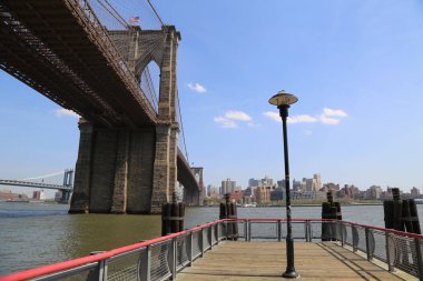 New York - 3 Mayıs 2018: Görünüm altında ünlü Brooklyn Köprüsü'nden South Street Liman. Brooklyn Köprüsü'nün en eski asma köprüler ABD'de biri 1883 yılında tamamlandı olduğunu
