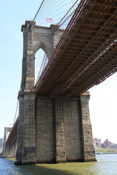 2018年5月3日 从南大街海港著名的布鲁克林大桥下观看 布鲁克林大桥是美国最古老的吊桥之一 于1883年完工 — 图库照片