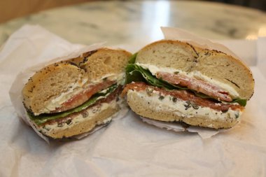 New York tarzı simit ile somon füme, krem peynir, domates, soğan, Kapari 