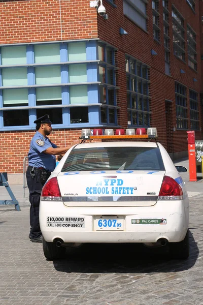 Nueva York Mayo 2018 Oficial Seguridad Escolar Del Nypd Frente — Foto de Stock