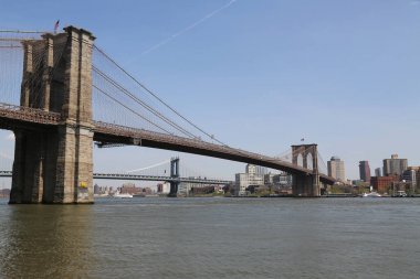 New York - 3 Mayıs 2018: Ünlü Brooklyn Köprüsü'nün South Street Liman manzara. Brooklyn Köprüsü'nün en eski asma köprüler ABD'de biri 1883 yılında tamamlandı olduğunu