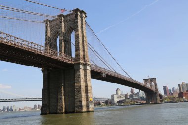 New York - 3 Mayıs 2018: Ünlü Brooklyn Köprüsü'nün South Street Liman manzara. Brooklyn Köprüsü'nün en eski asma köprüler ABD'de biri 1883 yılında tamamlandı olduğunu
