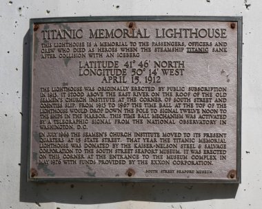 New York-3 Mayıs 2018: The Titanic Memorial Lighthouse işaret South Street liman içinde. Titanic Memorial Fulton ve inci Manhattan sokaklarında bulunan 60 boyunda deniz feneri olduğunu