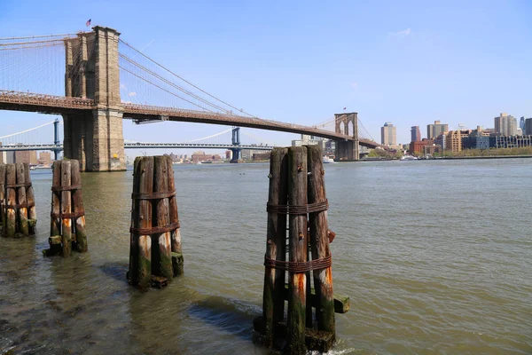 サウス ストリート シーポートからニューヨーク 2018 有名なブルックリン橋の眺め ブルックリン橋 1883 年に完成した 米国で最も古い吊り橋の一つ — ストック写真