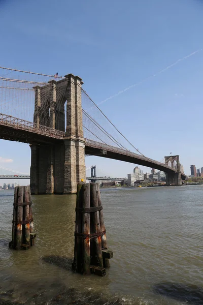 サウス ストリート シーポートからニューヨーク 2018 有名なブルックリン橋の眺め ブルックリン橋 1883 年に完成した 米国で最も古い吊り橋の一つ — ストック写真