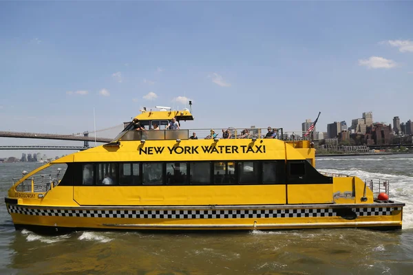イースト リバーのニューヨーク シティ 2018 ニューヨーク市水上タクシー ニューヨーク水タクシー通勤とイースト川とハドソン川に沿って観光サービスを提供します — ストック写真