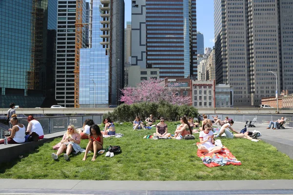 Nueva York Mayo 2018 Turistas Neoyorquinos Disfrutan Día Soleado South — Foto de Stock