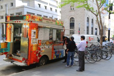 New York - 3 Mayıs 2018: Manhattan Street gıda satıcı arabası. Şehir tarafından lisanslı yaklaşık 4.000 mobil gıda satıcıları vardır