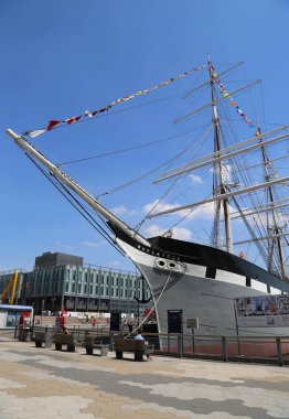 New York - 3 Mayıs 2018: Tepede Pier 15 Manhattan, Wavertree tarihi demir soyulmuş yelkenli gemi. South Street Seaport Müzesi Peter ve Norma Stanford tarafından 1967 yılında kurulmuştur.