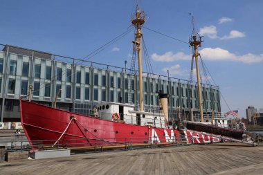 New York - 3 Mayıs 2018: Güney sokak Seaport iskelede 15 dakika içinde aşağı Manhattan, fener Ambrose. South Street Seaport Müzesi Peter ve Norma Stanford tarafından 1967 yılında kurulmuştur.