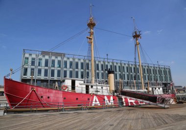 New York - 3 Mayıs 2018: Güney sokak Seaport iskelede 15 dakika içinde aşağı Manhattan, fener Ambrose. South Street Seaport Müzesi Peter ve Norma Stanford tarafından 1967 yılında kurulmuştur.
