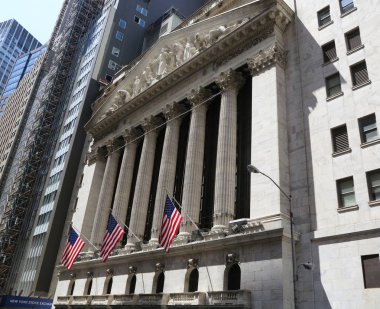 New York - 3 Mayıs 2018: New York Stock Exchange Manhattan. Dünyanın en büyük Menkul Kıymetler Borsası tarafından piyasa bize 16.613 trilyon dolar Mayıs 2013 itibariyle listelenen şirketlerinden gereğidir
